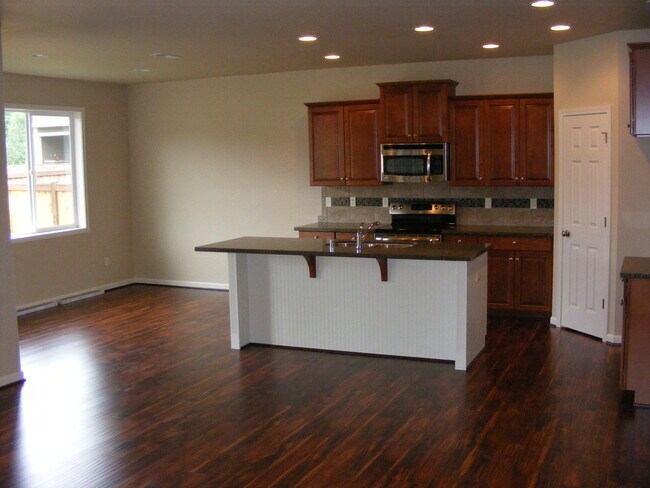 Building Photo - 4 bedroom plus a den in Puyallup