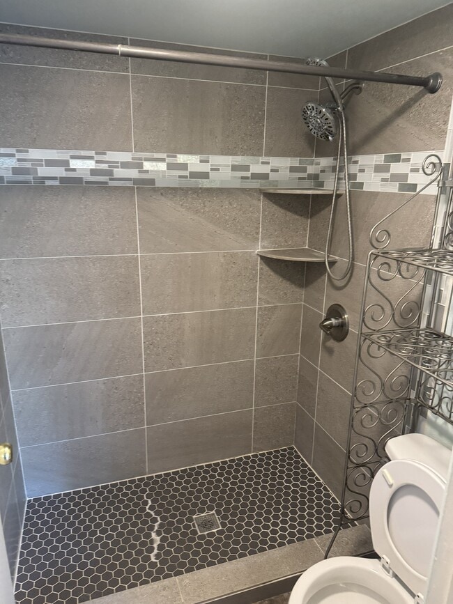 Guest bath - 2615 N Hayden Rd