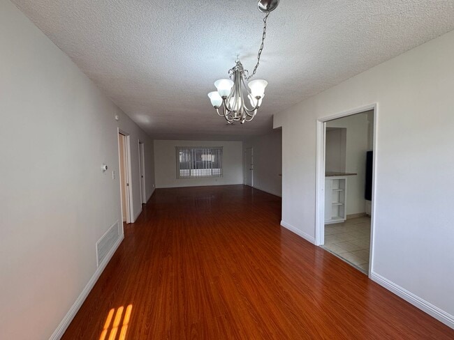 Foto del edificio - 1065 S Holt Ave