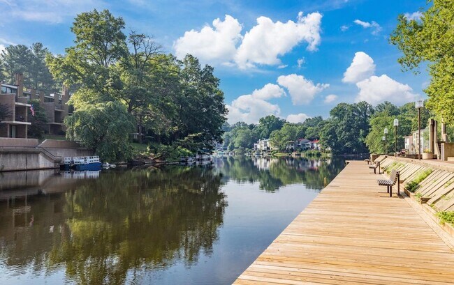 Building Photo - Impeccable 2 Bed 2 Bath Condo With Breatht...