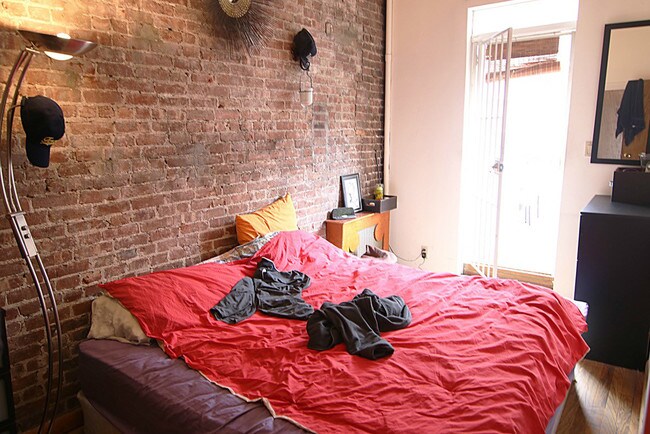 Building Photo - 115 W 77th St