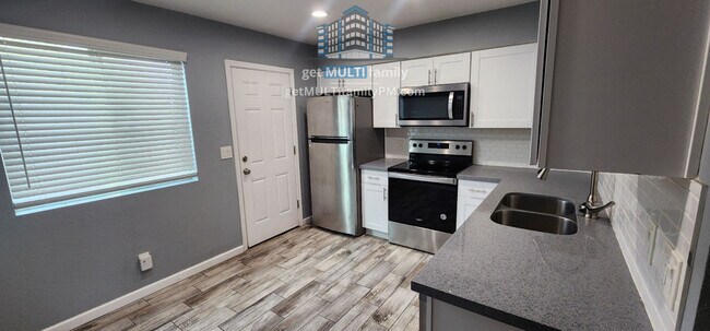 Building Photo - Move-in Ready Apartment!