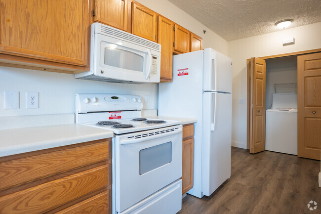 3 BR, 2 BA - 1552sf - Coopers Landing Apartments