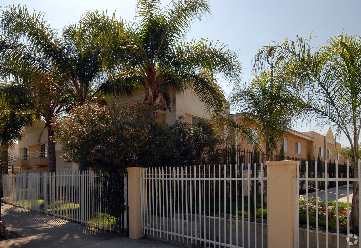 Building Photo - Laurel Canyon Gardens