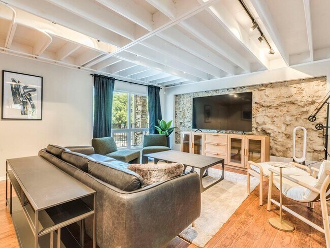 Foto del edificio - 500 E Riverside Dr