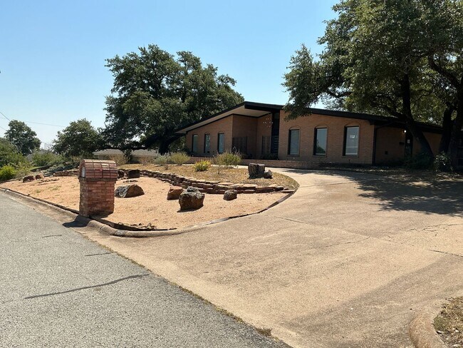 Building Photo - Spacious 3/2.5 Home with Office+Den Neighb...