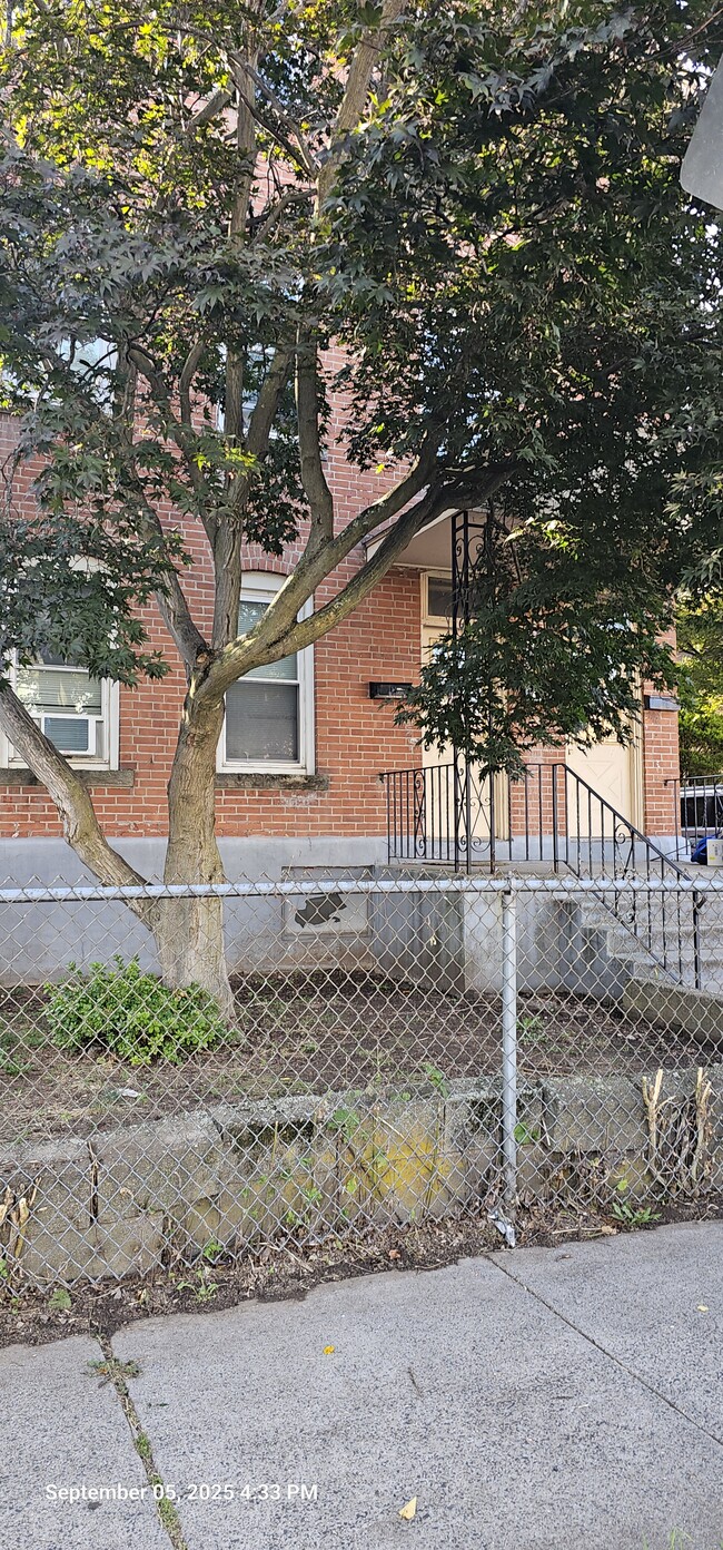 Building Photo - 119 Glen St