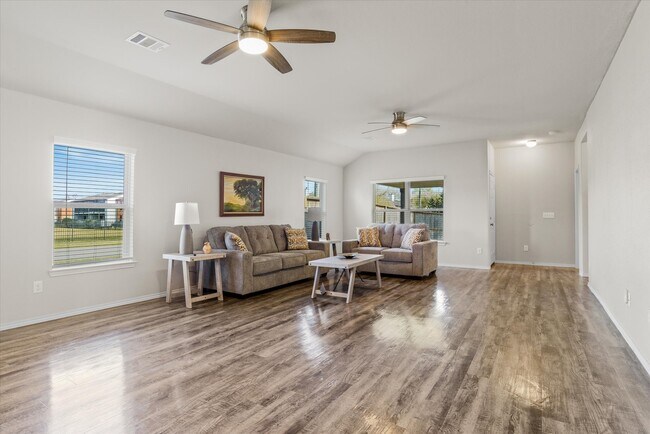 Foto del edificio - 627-627 E Fairway Lake Dr