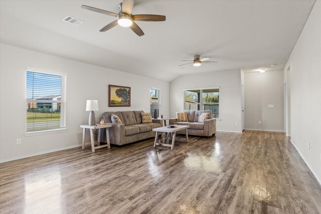 Building Photo - 627 E Fairway Lake Dr