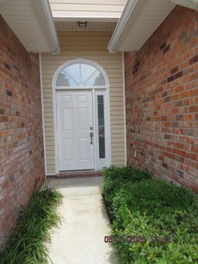 Building Photo - Upgraded End-Unit Townhome Minutes From Eglin AFB