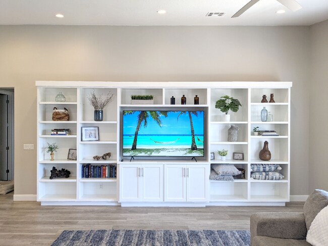 Building Photo - 722 Via Azul