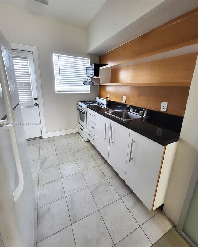 Building Photo - 503 74th St