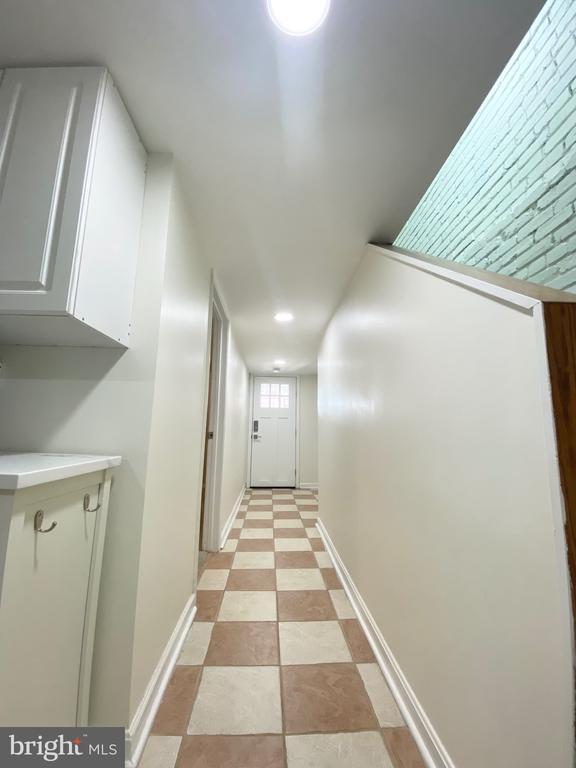 Foto del edificio - 650 Hobart Pl NW