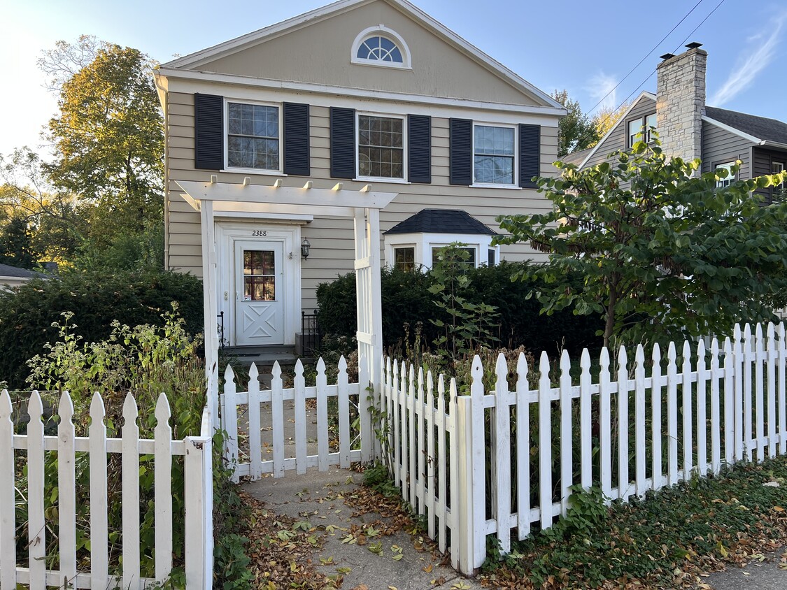 Foto principal - 2388 West Lawn Ave