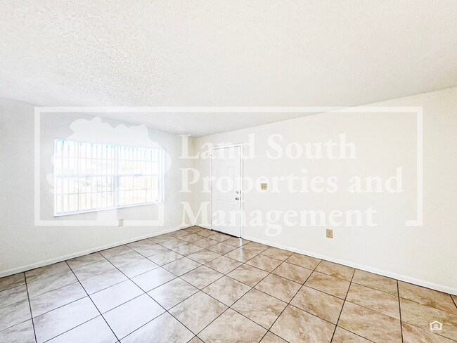 Foto del edificio - 5824 Charlton Dr