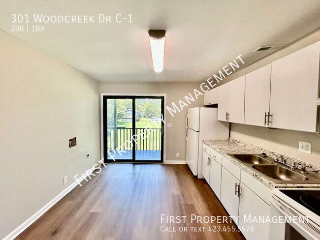 Foto del edificio - 301 Woodcreek Rd