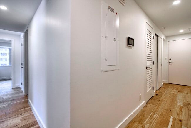 Building Photo - 3460 Rue Peel