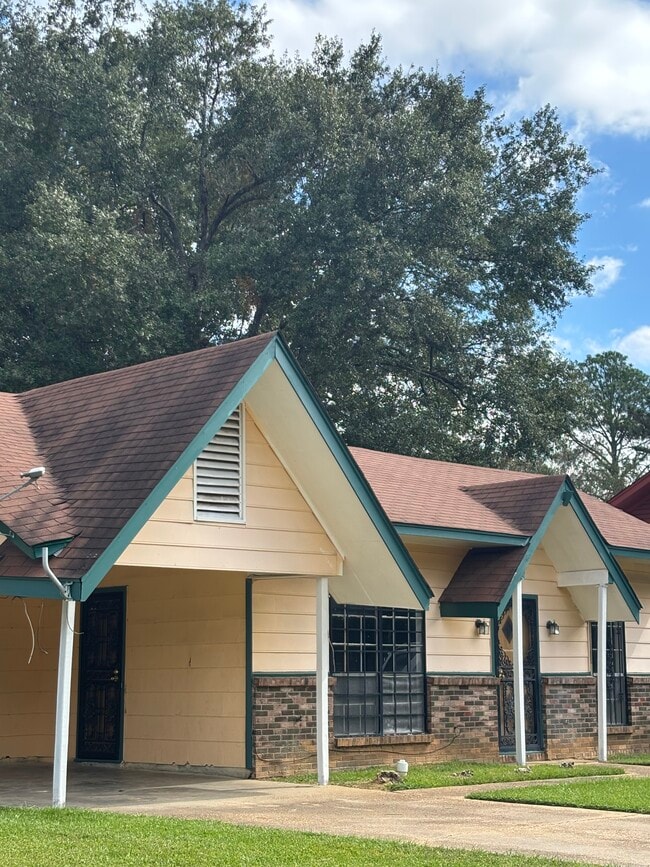 Building Photo - 622 Lake Glen Pl