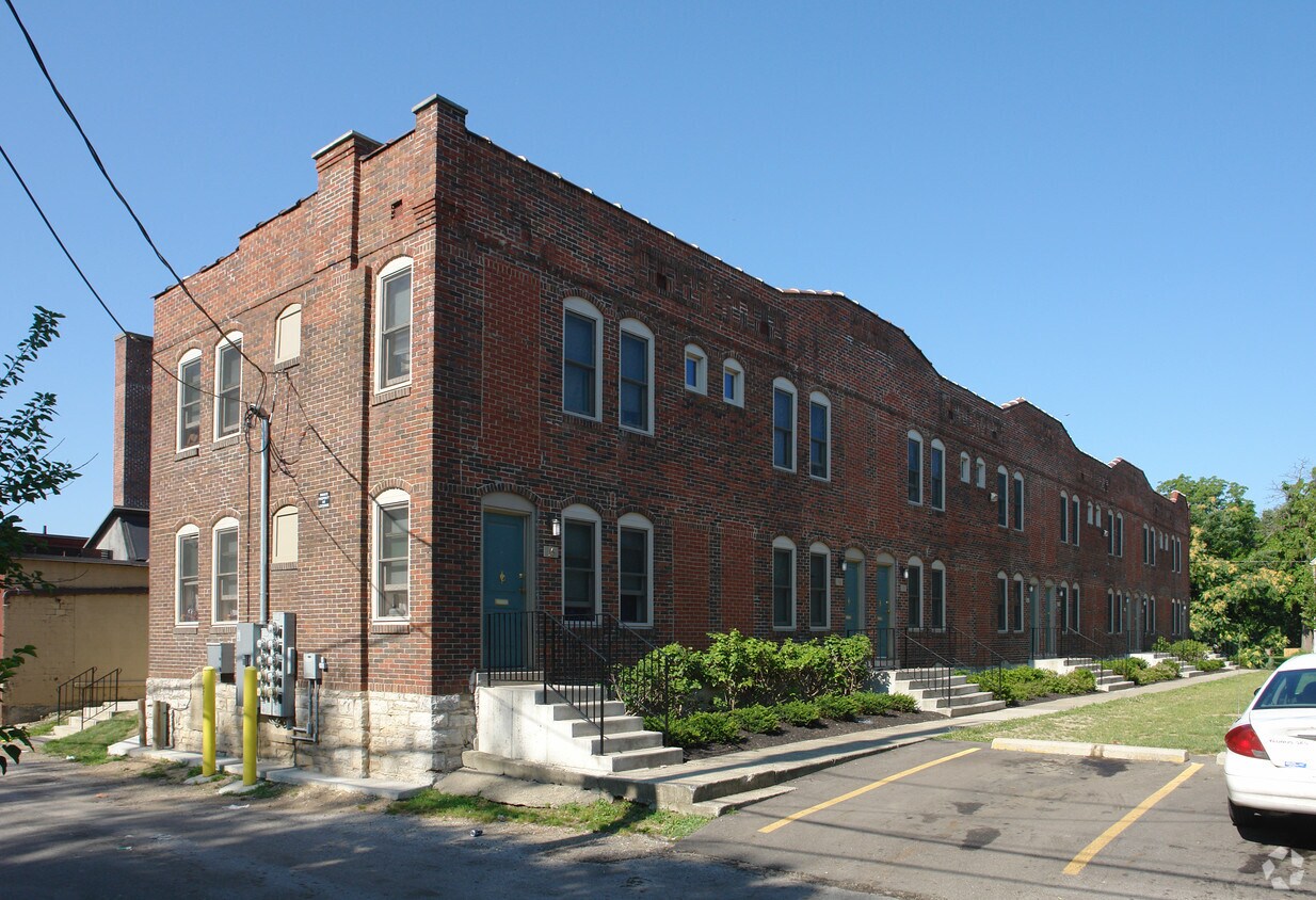 Primary Photo - 1316 Indianola Ave