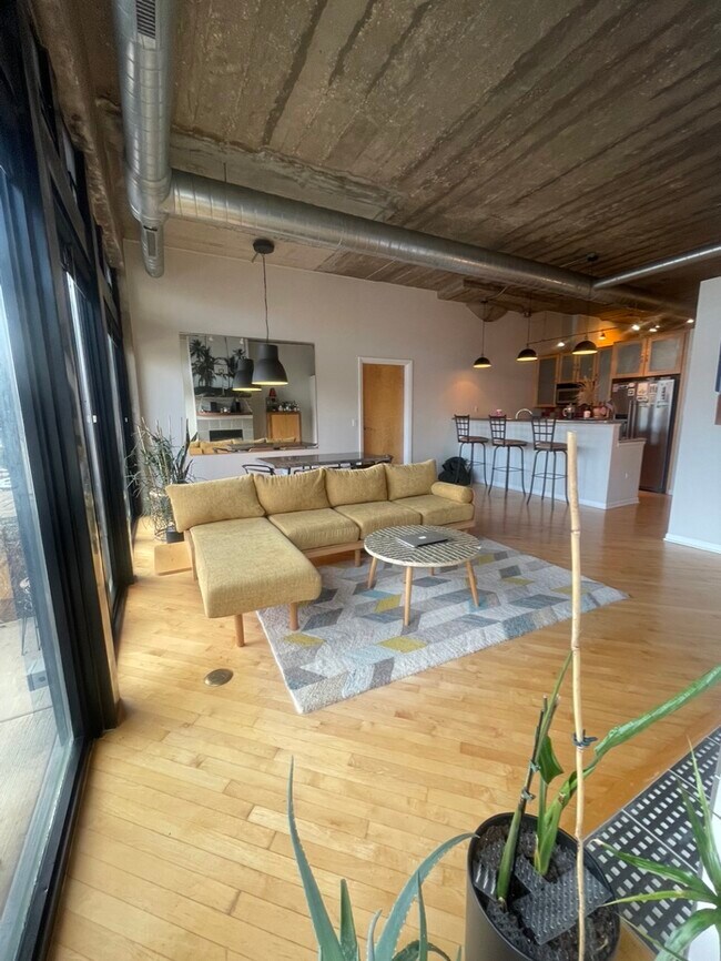 Gran salón - 1000 W 15th St