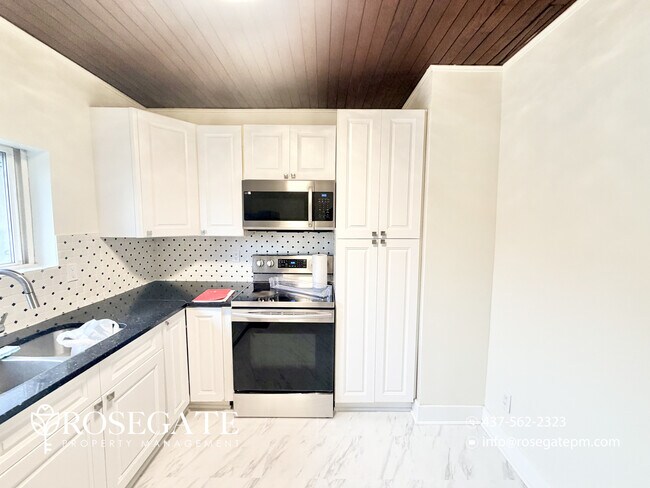 Building Photo - Spacious 2-Bedroom + Den Apartment with Parking in Downtown Kitchener