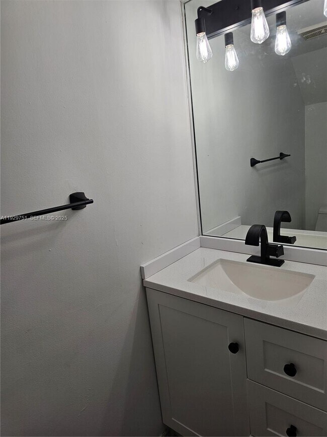 Foto del edificio - 10142 SW 77th Ct