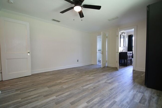 Building Photo - (("Wake Up in a Home YOU Love")) 2/2 STUNNING House Close to Exciting Downtown Fort Worth! An ABS...
