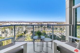 Building Photo - 13650 Marina Pointe Dr