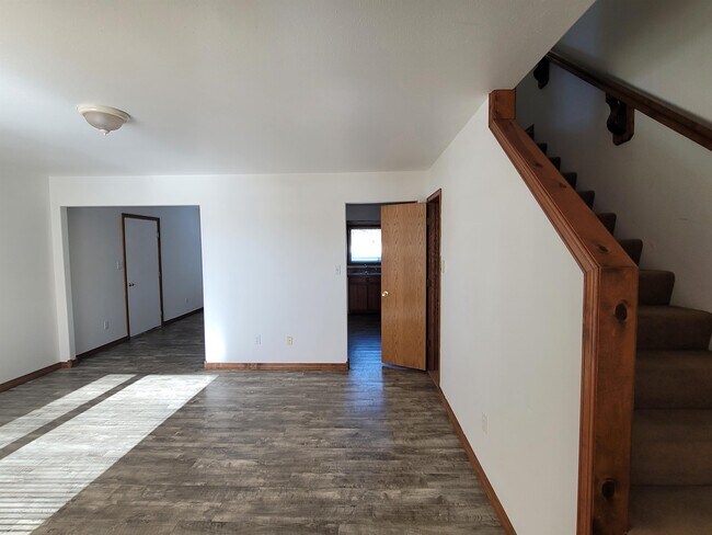 Building Photo - 529 E Golf Pl