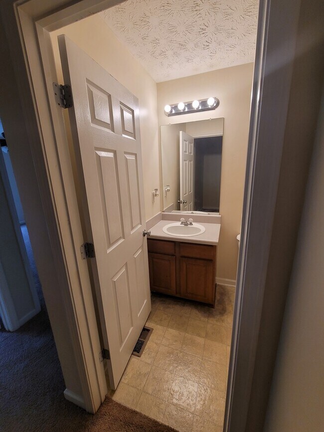 Building Photo - 3BR Townhome, Total Electric