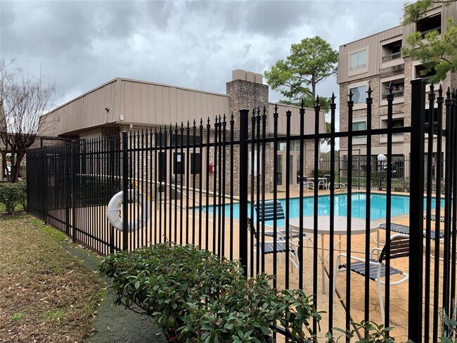 Foto del edificio - 2211 S Braeswood Blvd