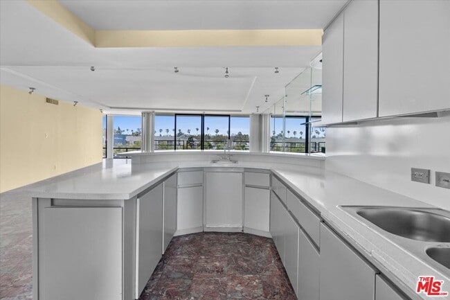 Building Photo - 4265 Marina City Dr