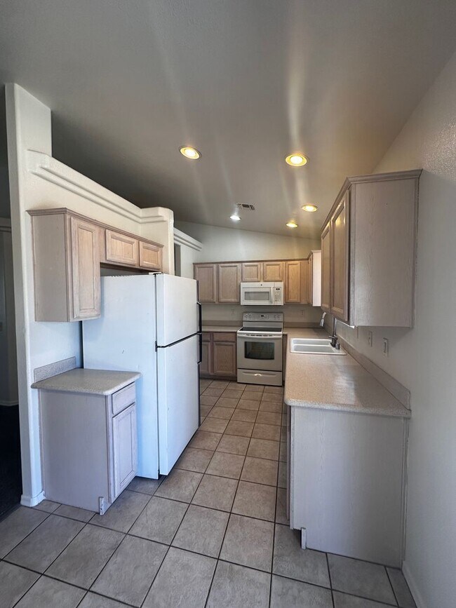 Building Photo - 4 Bedroom 2 Bathroom Home