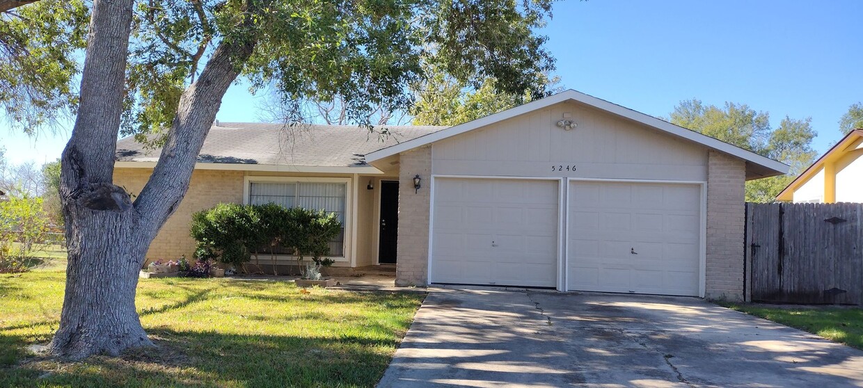 Primary Photo - 3bdrm/2bath 2 car Garage