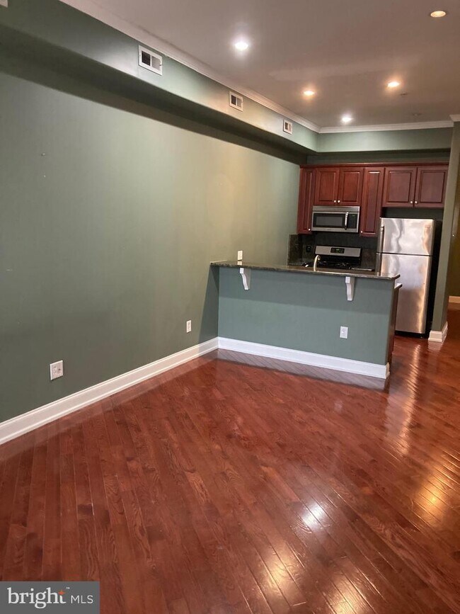 Building Photo - 208 Greenwich St