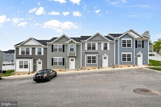 Building Photo - 2609 Maplewood Cir