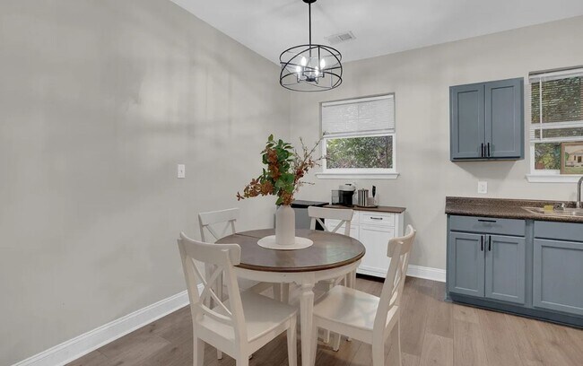 Building Photo - Vintage Craftsman