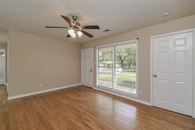 Foto del edificio - 1509 N San Jacinto St
