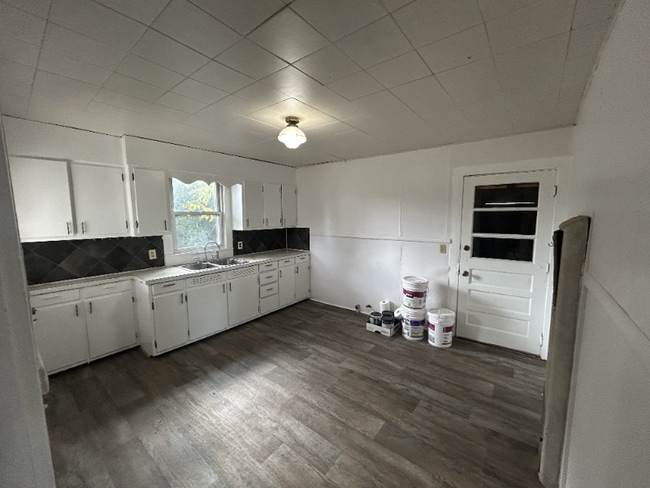 Building Photo - 233 S Pine St