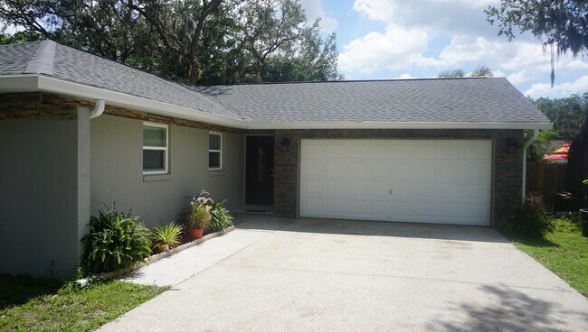 Building Photo - 3 Bedrooms / 2 Bath Brandon Home