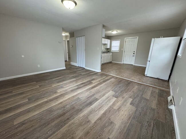 Building Photo - Cozy 3 Bed, 1 Bath Home with Main Floor La...