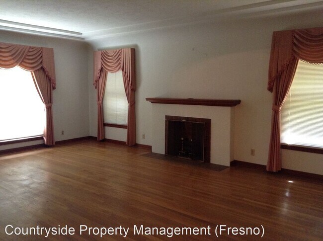 Building Photo - 3 br, 1.5 bath House - 4745 E. Tulare Avenue