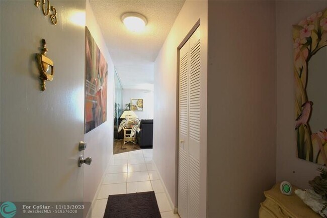 Building Photo - 1505 N Riverside Dr
