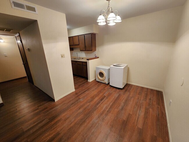 Foto del edificio - Huntington Condominiums, ground level, immaculate 1BR, 1BTH. Near biking/walking trails!