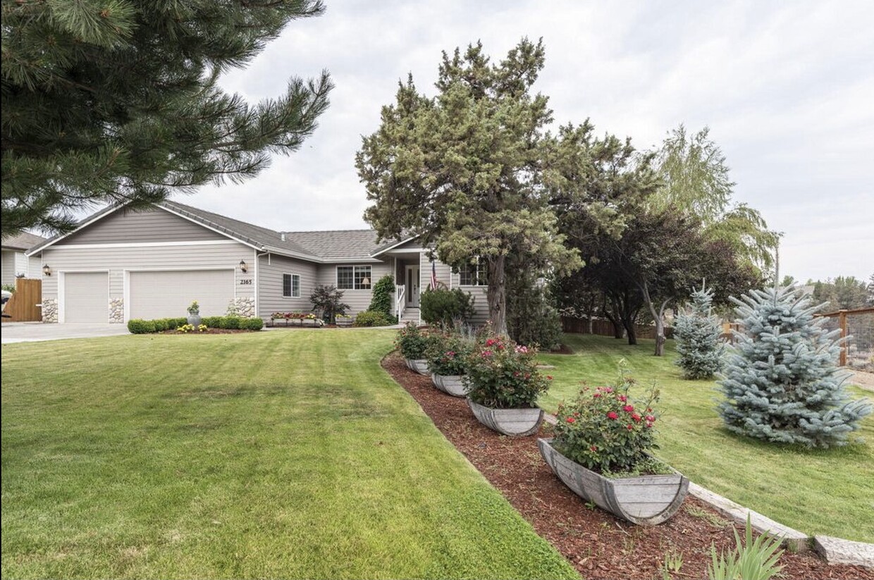 Welcoming yard. Large drive and garage - 2165 NW Canyon Dr
