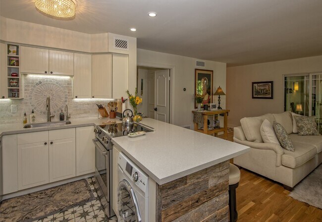 Foto del edificio - Rates Vary: $2,495-$3,495