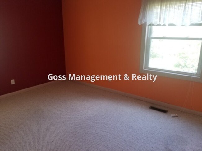 Building Photo - 8806 Mayflower Rd