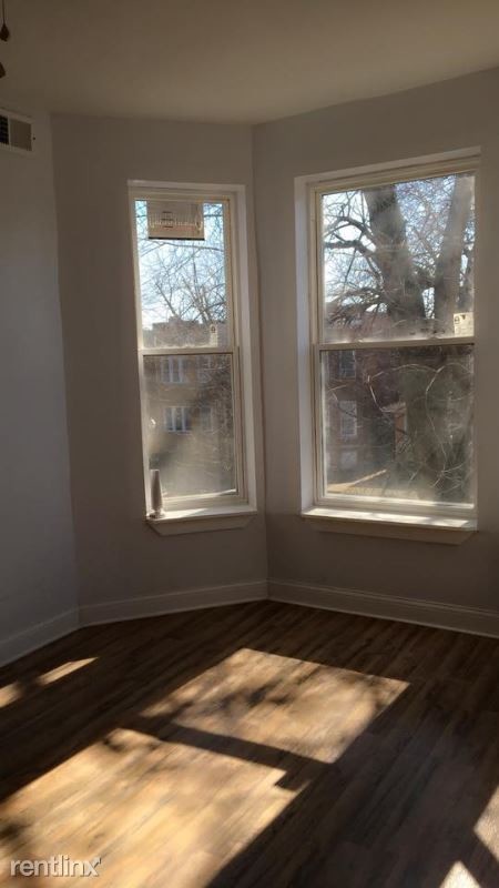 Building Photo - 702 E 90th St