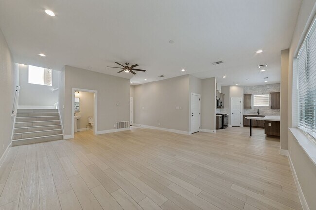 Building Photo - 1618 W Lawndale Dr