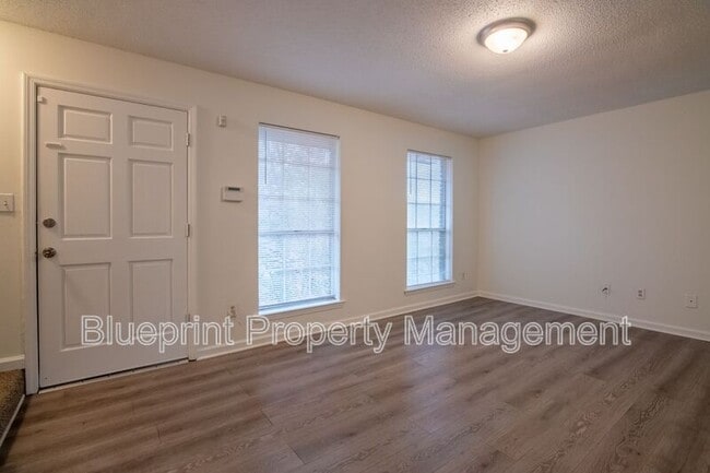 Foto del edificio - 1722 6th Pl Cir NW